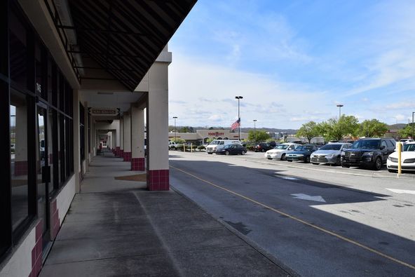 Manhattan Place Shopping Center: 1175 Oak Ridge Turnpike, Oak Ridge, TN 37830